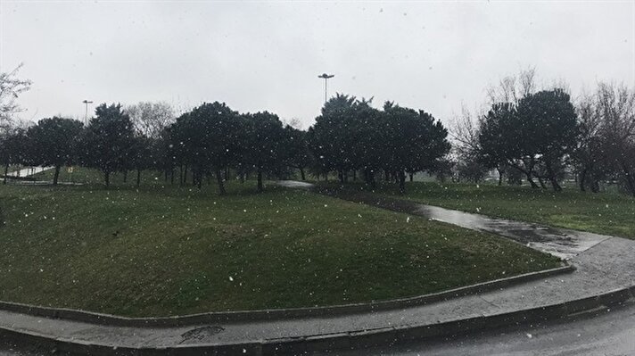 Meteoroloji Genel Müdürlüğünün uyarılarının ardından İstanbul'da kar yağışı etkisini göstermeye başladı.