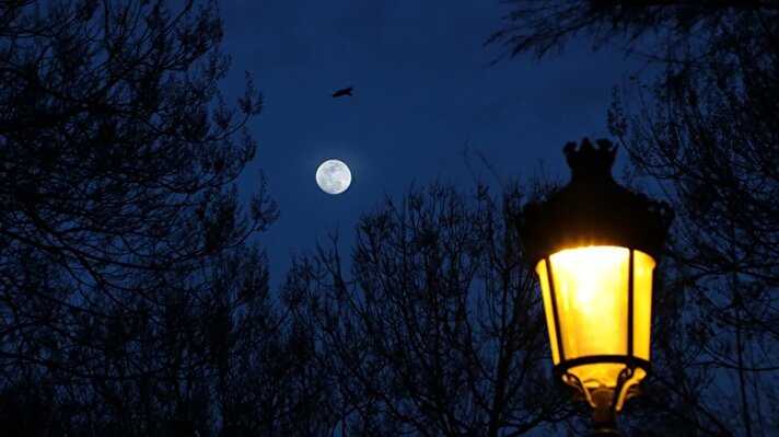 Ay, Ardahan'da akşam saatlerinden itibaren gökyüzünde belirmeye başladı.