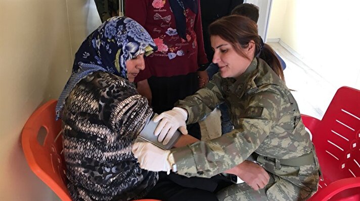 TSK gelen talep üzerine Afrin'de 22 sivili sağlık taramasından geçirdi