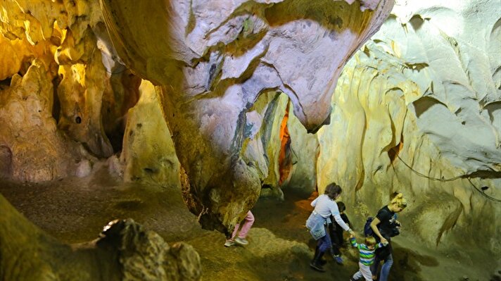 Antalya kent merkezine 27 kilometre uzaklıktaki Katran Dağı'nın kalkerli yamaçlarında yer alan mağara, doğal güzellikleriyle büyülüyor.


