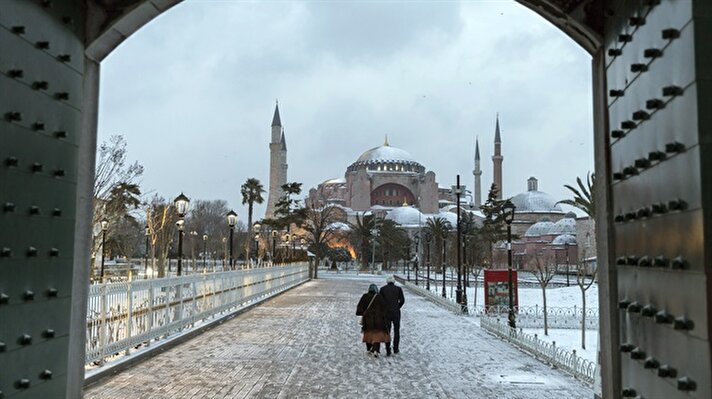 İstanbul'da gece saatlerinde başlayan kar yağışı Taksim Meydanı'nda etkisini artırdı.