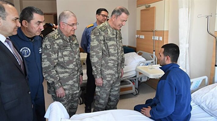 Genelkurmay Başkanı Akar ve kuvvet komutanları yaralı askerleri ziyaret etti