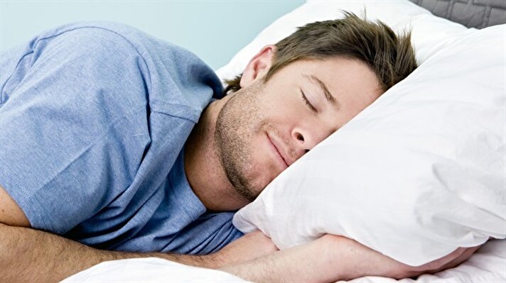 Harvard Üniversitesi'nden Dr. Andrew Weill, '4-7-8 tekniği' adını verdiği metotla, uyku sorunu yaşayan herkesin 60 saniyede uykuya dalabileceğini belirtti. İşte 4-7-8 tekniği...