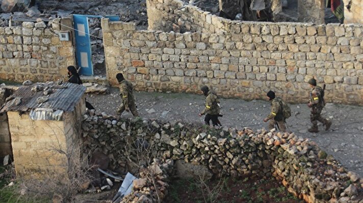 Türk Silahlı Kuvvetleri (TSK) ve Özgür Suriye Ordusu (ÖSO), Afrin'in stratejik öneme sahip Racu belde merkezine girerek bölgenin büyük bölümünü kontrolüne aldı. Belde merkezinde direnmeye çalışan az sayıdaki teröristle çatışmalar sürüyor.
