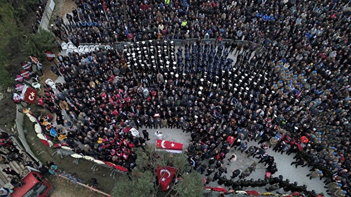Demir’in Türk bayrağına sarılı naaşı, Dalaman Devlet Hastanesi morgundan helallik alınması için Gürleyk Mahallesi'ndeki babaevine getirildi.   