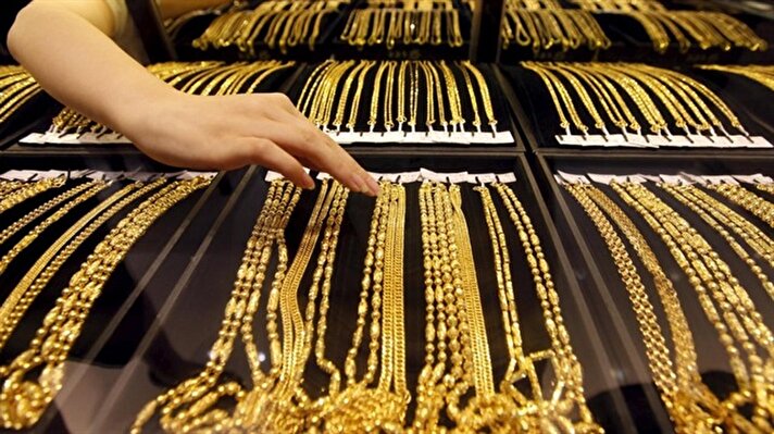 Gram altın, bugüne de yükselişle başlamasının ardından saat 09.50 itibarıyla yüzde 0,2 artışla 162,9 liradan işlem görüyor. Aynı dakikalarda Kapalıçarşı'da çeyrek altın 268 lira, Cumhuriyet altını da 1.091 liradan satılıyor.

