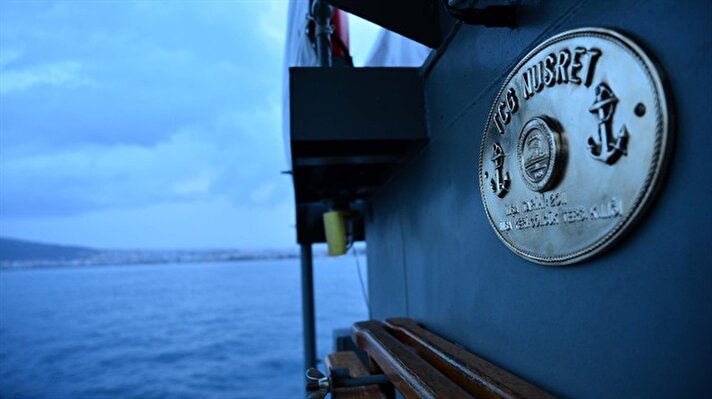Çanakkale Deniz Müzesi Komutanlığı Yüzer İskelesi'nde bağlı bulunan "TCG Nusret (N-16)", sabah 07.15'te buradan avara edilerek 103 yıl önce mayınlarını döktüğü rotada ilerledi. 

