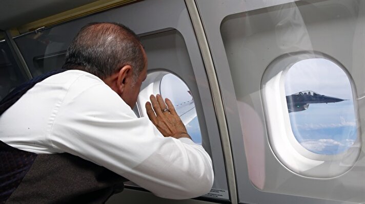 Cumhurbaşkanı Erdoğan'ı, Mersin'den Antalya'ya geçerken havada F16 pilotları selamladı.