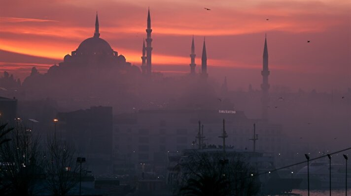 İstanbul'da sis akşam saatlerinde birçok bölgede etkili oldu.