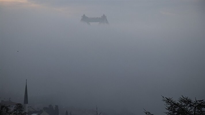 İstanbul'da gece boyunca etkili olan sis, sabah saatlerinde de etkisini sürdürüyor. Yoğun sis nedeniyle 15 Temmuz Şehitler köprüsü kayboldu.
