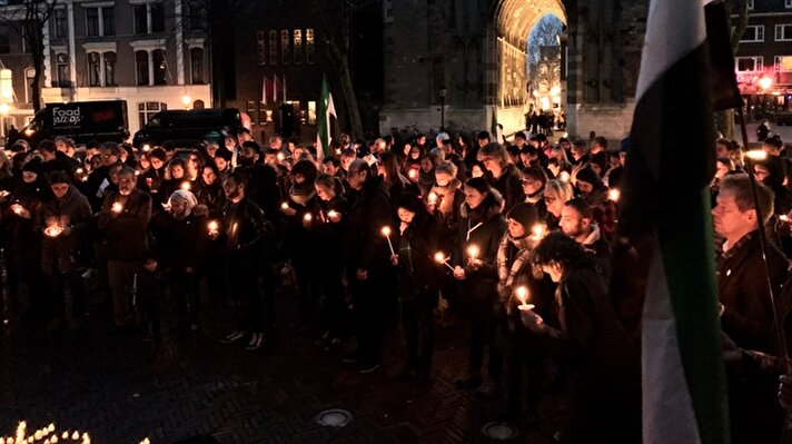 Suriye Komitesi tarafından Utrecht, Amsterdam, Arnhem ve Nijmegen'de düzenlenen "Suriye için ışık" adlı etkinliğe katılanlar, ellerindeki mumlarla dört kentte aynı saatte saygı duruşunda bulundu.

