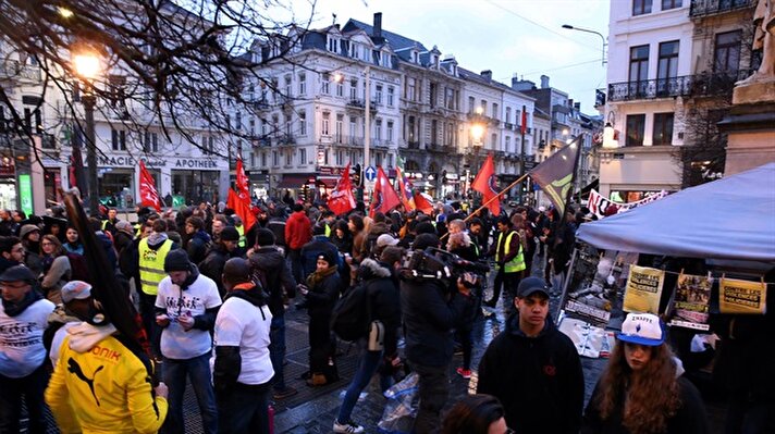 Göstericiler, "Adalet yoksa barış yok", "Polis şiddetine son", "Irkçı polise son", "Adalet istiyoruz" sloganları attı.

