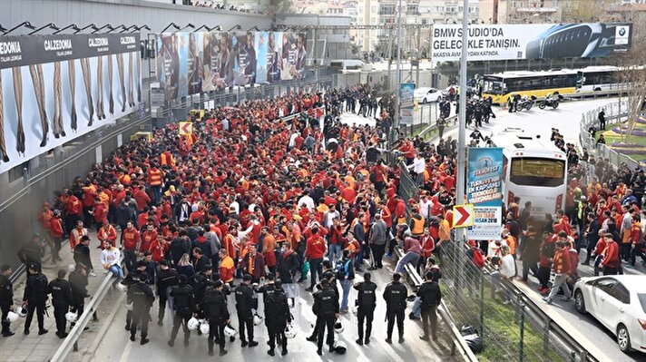 Mücadele öncesi sarı-kırmızılı taraftarlar Ülker Stadı'nda geldi.