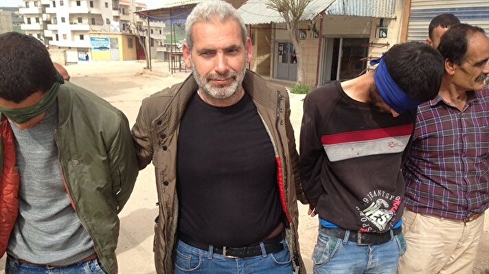 Afrinliler yakaladıkları 3 teröristi Mehmetçik'e teslim etti
