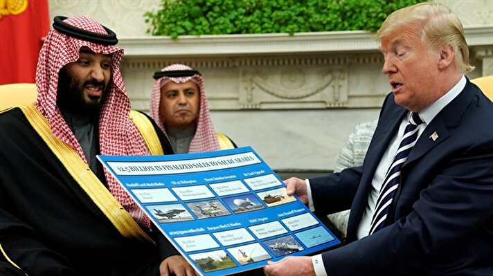 Suudi Arabistan'ın ABD'den son dönemde milyarlarca dolarlık silah aldığını ve almaya devam ettiğini kaydeden Trump, basın mensuplarına, üzerinde Suudi Arabistan'a son dönemde satılan 12,5 milyar dolarlık silahların olduğu karton bir panoyu da gösterdi.