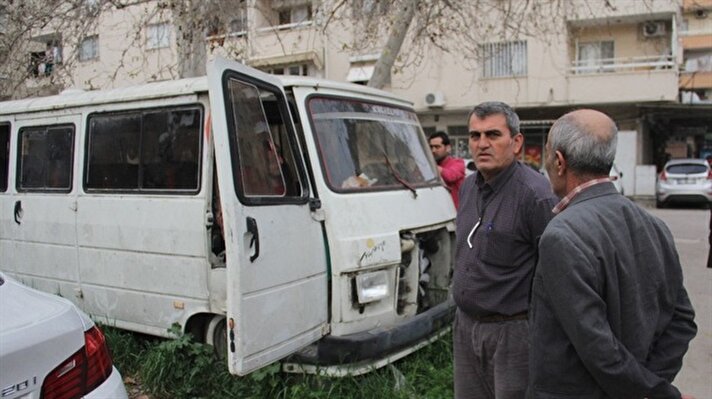 Seyhan ilçesine bağlı Sümer Mahallesi'nde minibüste yaşayan 65 yaşındaki Mehmet Türk görenlerin yüreğini sızlatıyor. 