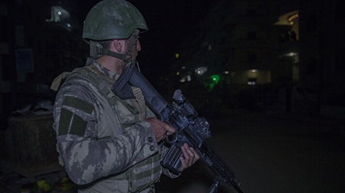 Mehmetçik, Afrin merkezini teröristlerden temizlemesinin ardından halkın can ve mal güvenliğinin korunmasına yönelik tedbirleri de artırdı. 
Bu kapsamda Türk Silahlı Kuvvetleri unsurları, ilçe merkezinde gece devriye görevine başladı. 