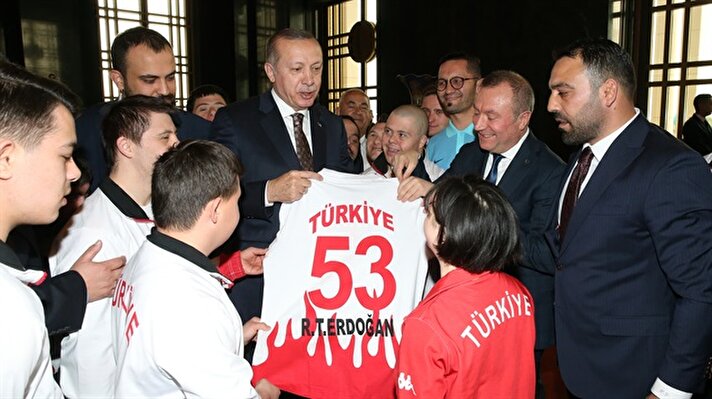 Takım oyuncuları, Cumhurbaşkanı Erdoğan'a adının yazdığı ve memleketi Rize'nin plaka kodu olan 53 numaralı forma hediye etti.

