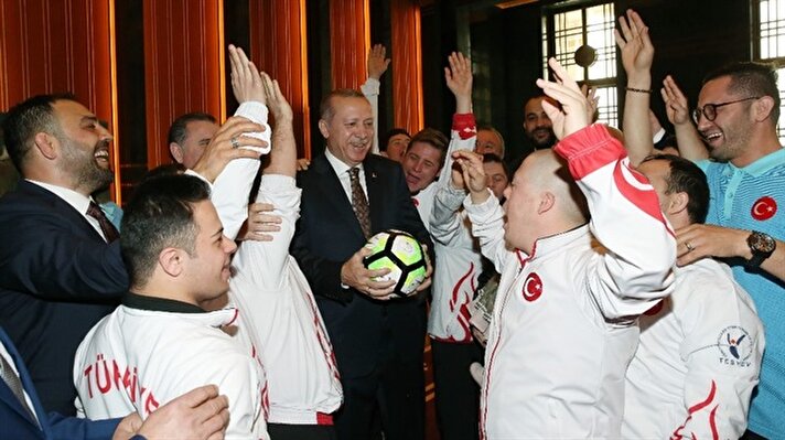 Turkish President Recep Tayyip Erdoğan received athletes with Down syndrome at the Presidential Complex in Ankara on Thursday.

Team players gifted him a jersey that had the number 53, the license plate code for Turkey’s northern province Rize where Erdoğan was born, and his name written on it.