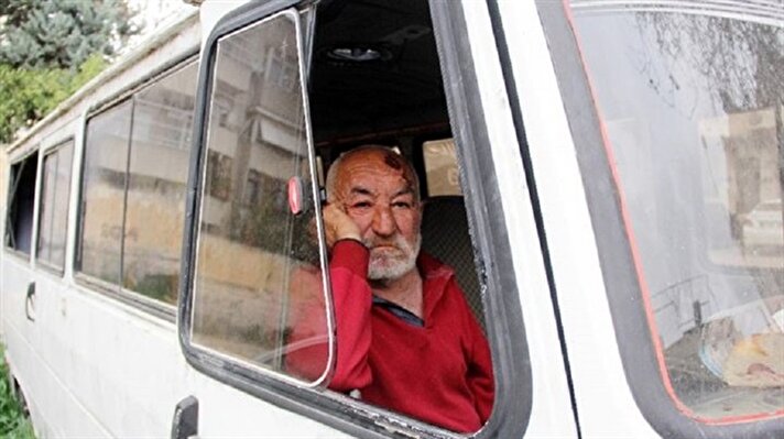 رجل مسن عانى من العيش في حافلة صغيرة "ميني باص"