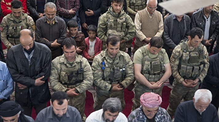 Zeytin Dalı Harekatı kapsamında Afrin'in teröristlerden temizlenmesinin ardından ilk cuma namazı için vatandaşlar camileri doldurdu. 