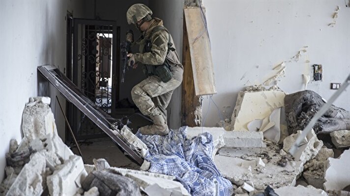 Mehmetçik, teröristlerden temizlenen Afrin merkezinde arama tarama çalışmalarına devam ediyor. Türk Silahlı Kuvvetleri unsurları söz konusu çalışmaları sırasında teröristler tarafından kullanılan ana karargah binalarından birini ortaya çıkardı.

