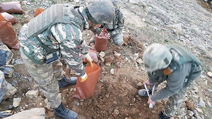 Güvenlik kaynaklarından edinilen bilgiye göre, 3. Piyade Tümen Komutanlığına bağlı 2. Hudut Tugay Komutanlığınca Çukurca ilçesinin Irak sınırında PKK'lı teröristlere yönelik 19 Mart'ta başlatılan operasyon kararlılıkla devam ediyor. 


