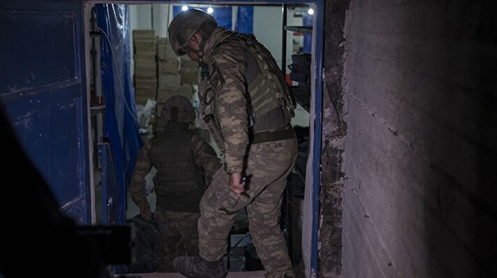 Zeytin Dalı Harekatı ile Afrin'i teröristlerden temizleyen Türk Silahlı Kuvvetleri, ilçe merkezindeki bir hastanede yaralı teröristlerin tedavilerinin yapıldığı, erişimin 50 metrelik tünelden sağlandığı özel bölümü ortaya çıkardı. 