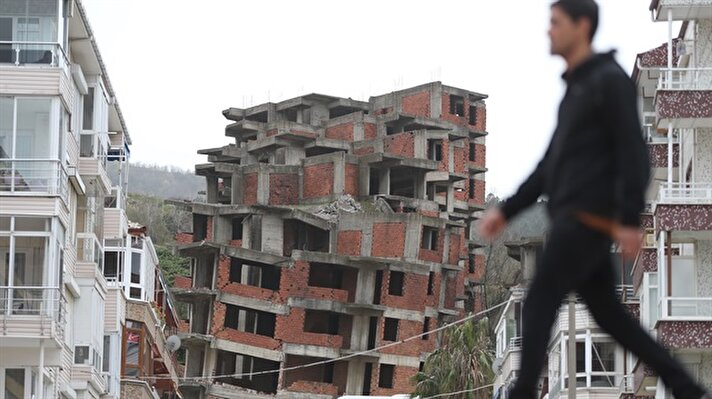Çınarcık'ta yaklaşık 2 hafta önce meydana gelen toprak kayması nedeniyle bölgede yeni inşa edilen 73 daireli 4 apartmanın henüz oturanı bulunmayan birinde hasar oluştu.

