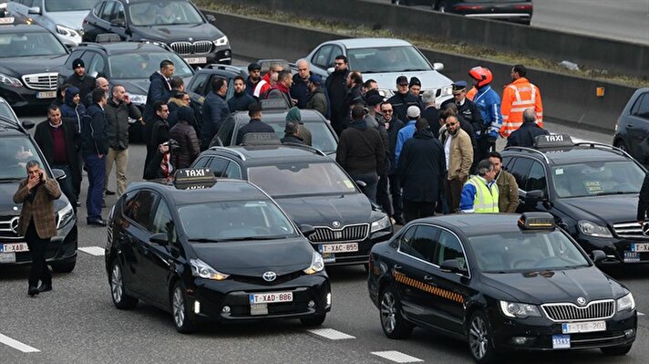 Taksiciler şehrin çevre yolunu ve bazı ana yollarını ulaşıma kapatarak trafik akışını engelledi.   