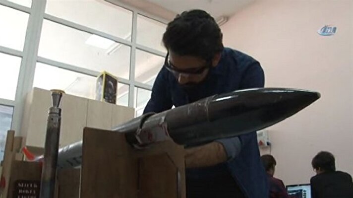 طلاب جامعة تركية يخترعون"صاروخ" كمشروع لتخرجهم