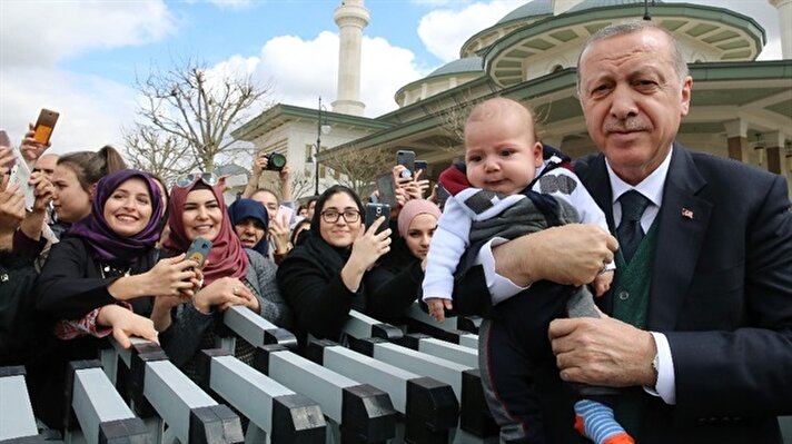 Cuma namazını kılmak için Millet Camii'ne gelen vatandaşlar, cuma namazı çıkışında Cumhurbaşkanı Erdoğan'a sevgi gösterisinde bulundu. 