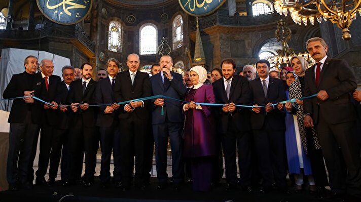 Cumhurbaşkanı Recep Tayyip Erdoğan, Cumhurbaşkanlığı himayelerinde, Fatih Belediyesi ve Klasik Türk Sanatları Vakfı iş birliğiyle Anadolu Ajansı'nın global iletişim ortaklığında Ayasofya Müzesi'nde düzenlenen "Yeditepe Bienali"ne katılarak konuşma yaptı.
