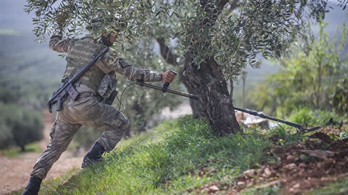 Harekat kapsamında Afrin'i terör örgütü üyelerinden temizleyen Türk Silahlı Kuvvetleri, ilçe merkezinde teröristlerce döşenen el yapımı patlayıcıları imha ediyor, örgüt mensuplarınca açılan çukurları kapatıyor.

