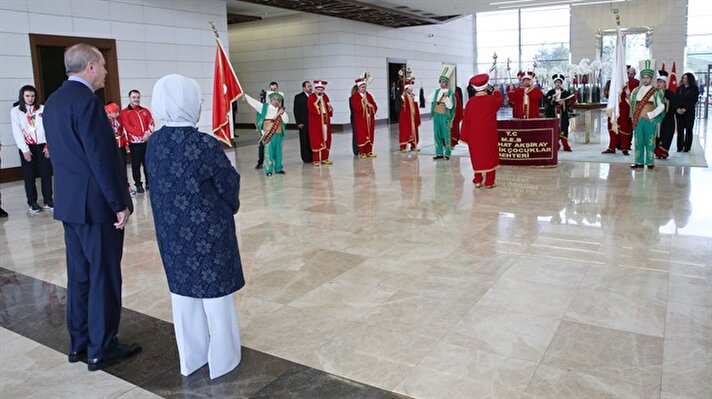 Cumhurbaşkanı Erdoğan ve eşi Emine Erdoğan, Esenboğa Havalimanı'nda, Sabahat Akşiray Özel Eğitim İş Uygulama Merkezi öğrencileri ile Avrupa ve dünya şampiyonu otizmli özel sporcularla bir araya geldi.
