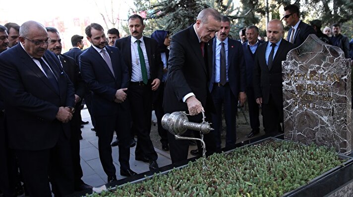 ​Cumhurbaşkanı Recep Tayyip Erdoğan, MHP'nin Kurucu Genel Başkanı Alparslan Türkeş'in vefat yıl dönümü nedeniyle anıtmezarını ziyaret etti. 