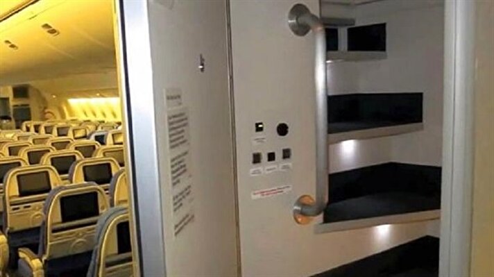 Genelde boeing 777 ve 787 uçakları kabin ekibi için hazırlanmış olan penceresiz minik yatak odalarına çıkan gizli bir merdivene sahip. 