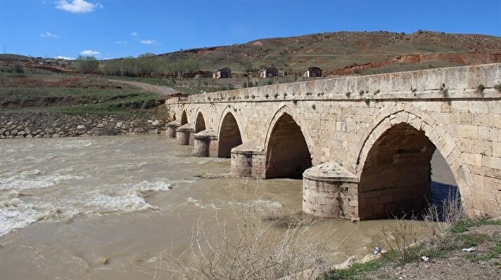 Sivas’ta yaklaşık 500 yıllık tarihi Boğaz Köprüsü, altında bulunan odanın içinde hazine gömülü olduğu rivayeti nedeniyle define avcılarının hedefi haline geldi.