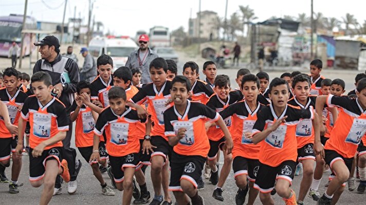 In Gaza City, 300 Palestinian children participated in the running contest to highlight the right of Palestinians to return to their Israeli-ocuppied territories.   The race, which was organized by the Culture and Free Thinking Association within the scope of the activities of The March of Great Return,’’ was held on the Khan Yunus beach in the southern part of Gaza City.  In Gaza City, 300 Palestinian children participated in the running contest to highlight the right of Palestinians to return to their Israeli-ocuppied territories.   The race, which was organized by the Culture and Free Thinking Association within the scope of the activities of The March of Great Return,’’ was held on the Khan Yunus beach in the southern part of Gaza City.  
