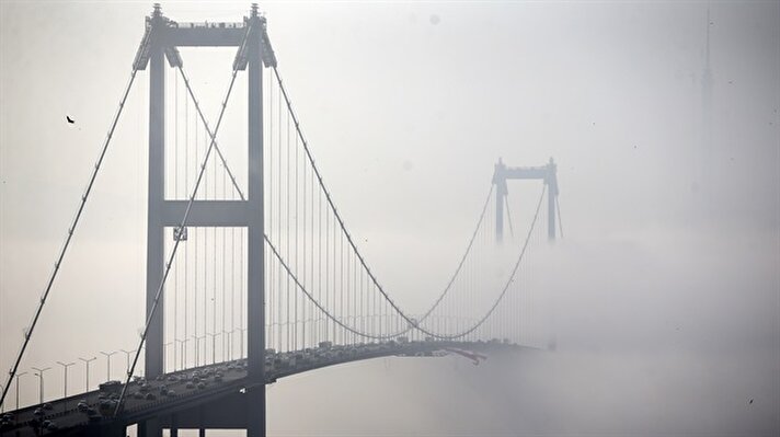 İstanbul'da etkili olan sis, görüş mesafesinin yer yer 100 metreye kadar düşmesine neden oldu. 
