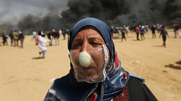 متظاهرون فلسطينيون في غزة يرتدون أقنعة مصنوعة يدوياً لحماية أنفسهم من الغاز المسيل للدموع