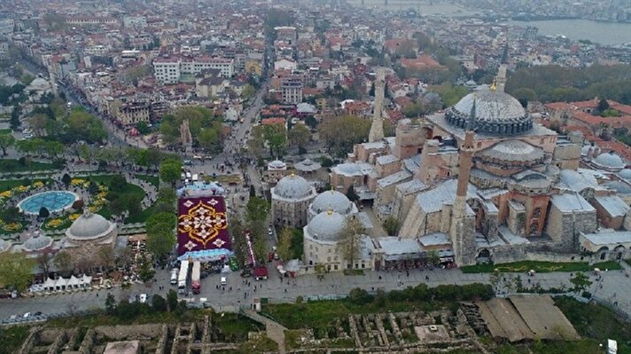 İstanbul Büyükşehir Belediyesi, 13. İstanbul Lale Festivali kapsamında tüm şehri adeta laleye bürüdü.