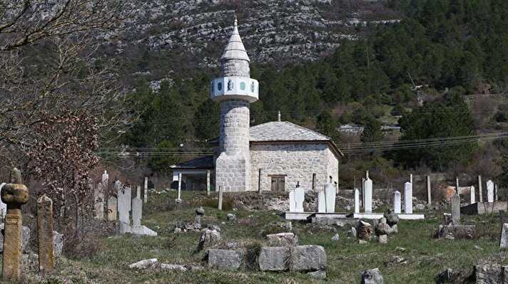 Karadağ'dan Bosna Hersek'e karayolu ile gelenleri selamlamaya devam eden, tamamen taştan inşa edilmiş mütevazi cami, bölgedeki en önemli İslam mühürlerinden biri kabul ediliyor. 

