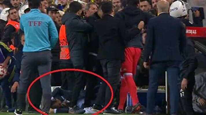 Ziraat Türkiye Kupası yarı final rövanş maçında Fenerbahçe, Beşiktaş'ı Ülker Stadı'nda ağırlarken derbide olaylar çıktı.