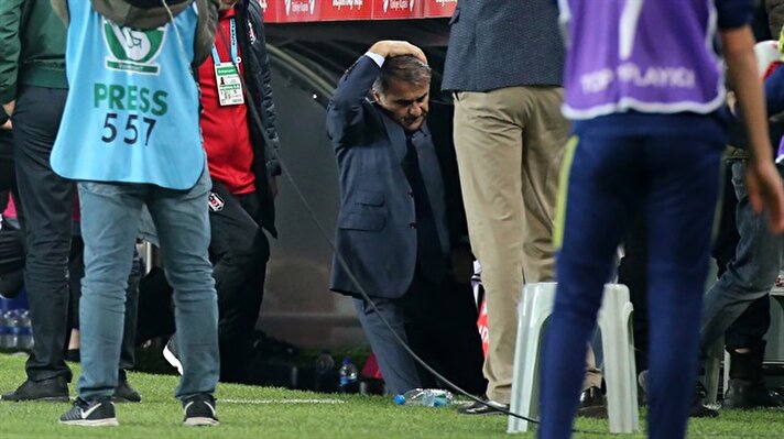 
Fenerbahçe-Beşiktaş maçında çıkan olaylarda yaralanan siyah-beyazlı takımın teknik direktörü Şenol Güneş, ambulansla hastaneye kaldırıldı.

