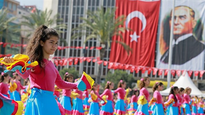 إزمير.. 1300 طفل تركي يشاركون باحتفالات "عيد الطفولة والسيادة الوطنية"