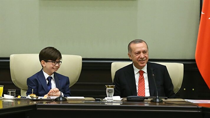 في خطوة رمزية.. أردوغان يتنحى عن منصبه لصالح طفل