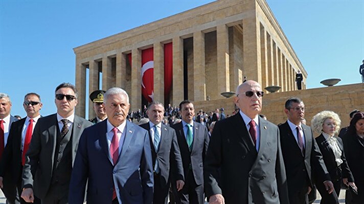 TBMM Başkanı İsmail Kahraman, Başbakan Binali Yıldırım, CHP Genel Başkanı Kemal Kılıçdaroğlu ve MHP Genel Başkanı Devlet Bahçeli, 23 Nisan Ulusal Egemenlik ve Çocuk Bayramı ile TBMM'nin açılışının 98. yıl dönümü dolayısıyla Anıtkabir'de düzenlenen törene katıldı.