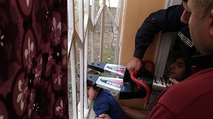 5 yaşındaki Ali Torku adlı çocuğun başı evinin balkonunda bulunan demir parmaklıklara sıkıştı.