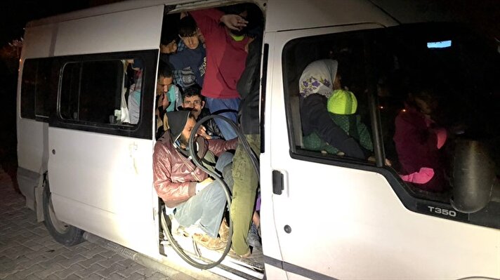 İlçe Jandarma Komutanlığı ekipleri Erciş'ten Muradiye ilçesine seyir halindeki 65 EY 578 plakalı 14 yolcu taşıma kapasiteli minibüsü, Ünseli Mahallesi'nde şüphe üzerine durdurdu. 

